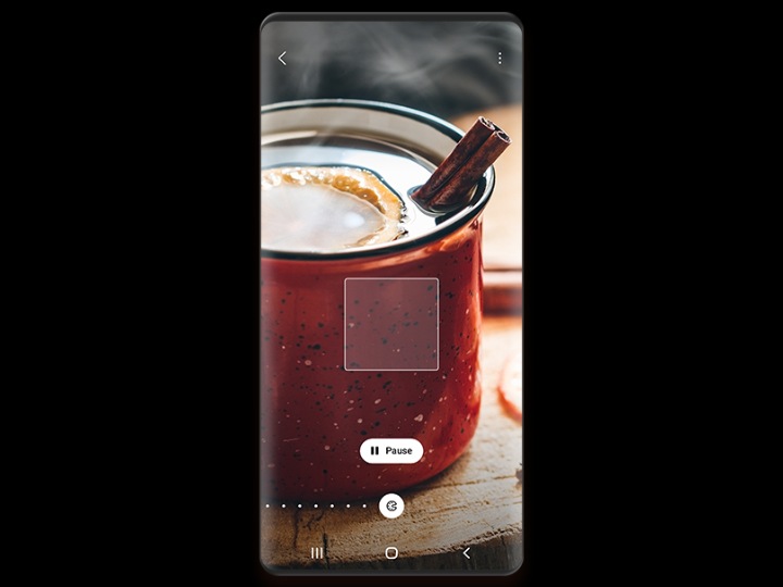Bixby Vision identifie la couleur de la tasse rouge.