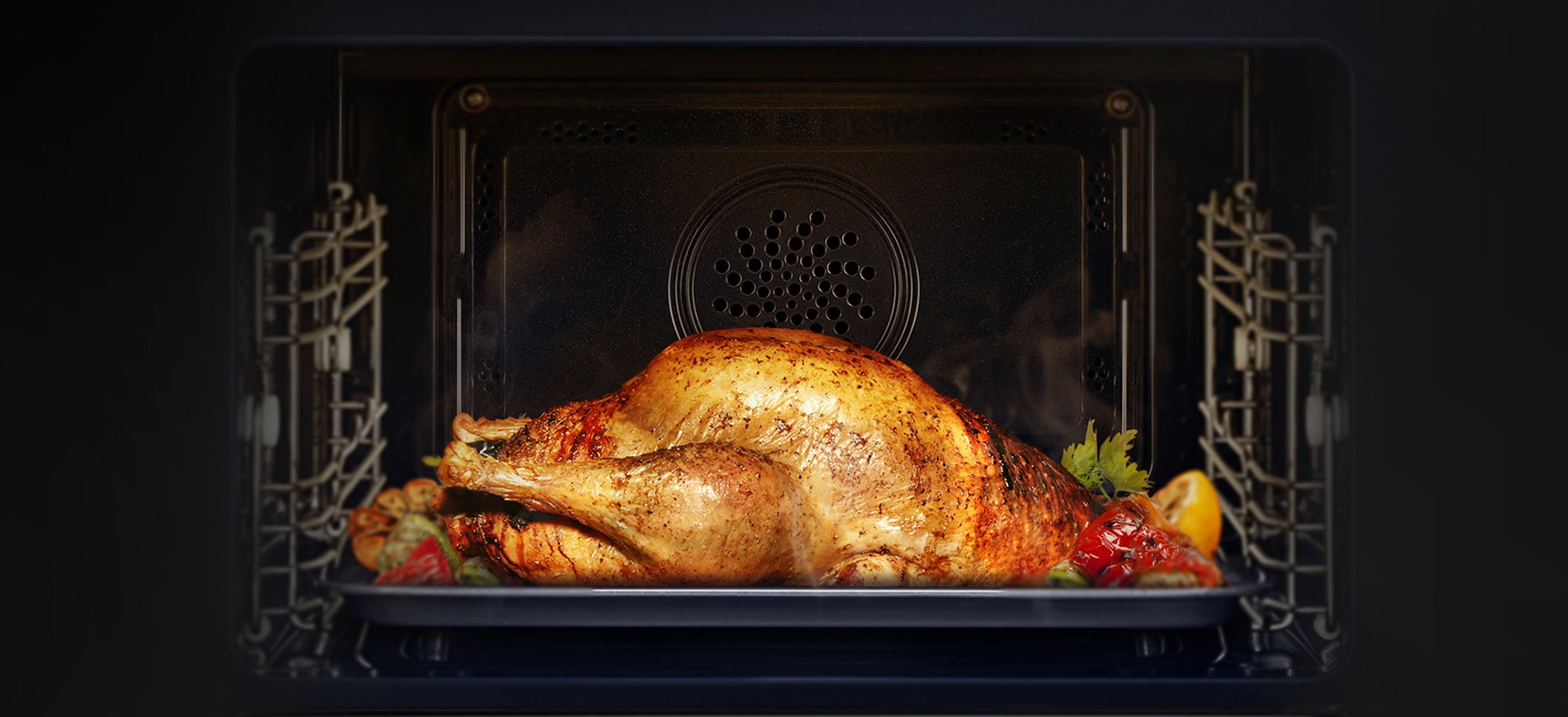 Visuel d'un poulet en train de cuire illustrant le Contrôle de la cuisson du four Chef Collection grâce à la connexion WIFI depuis votre smartphone