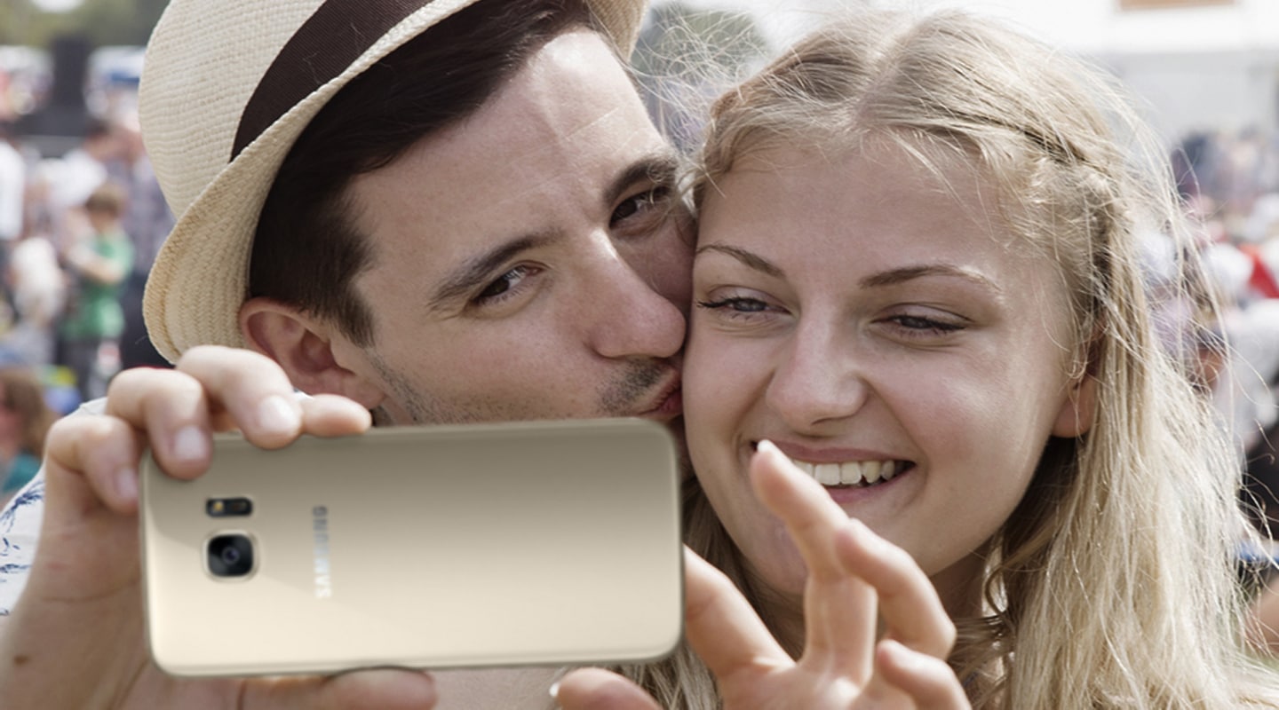 Couple utilisant un Galaxy S7 edge