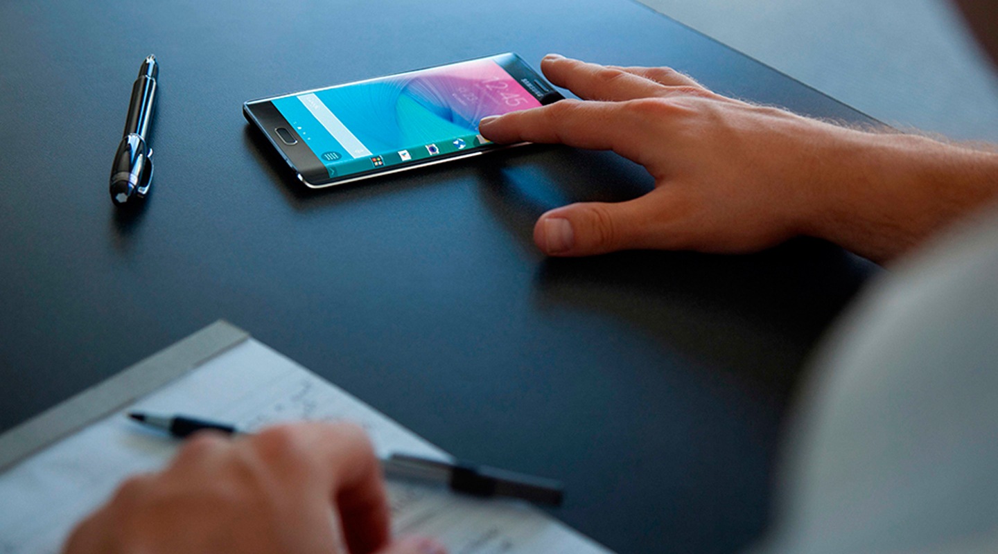 Galaxy Note Edge avec son écran incurvé multifonction.