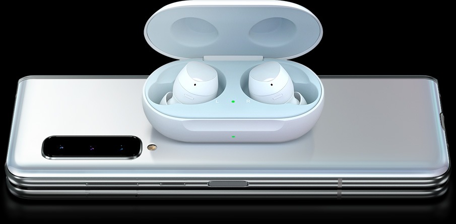 Des écouteurs Galaxy atterrissent sur l’arrière d’un Galaxy Fold plié, la partie supérieure s’ouvre et ils commencent à se recharger.