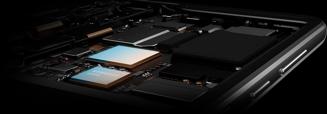 Image d’un Galaxy Fold dénué d’écran et comme passé aux rayons X pour en révéler les éléments qui le composent. Les couches se soulèvent pour révéler l’emplacement de la puce du processeur.