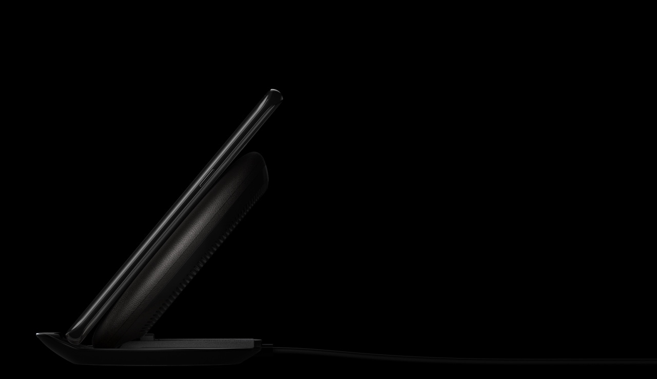 Galaxy S8 en train de charger sur le Chargeur à induction convertible vu de profil