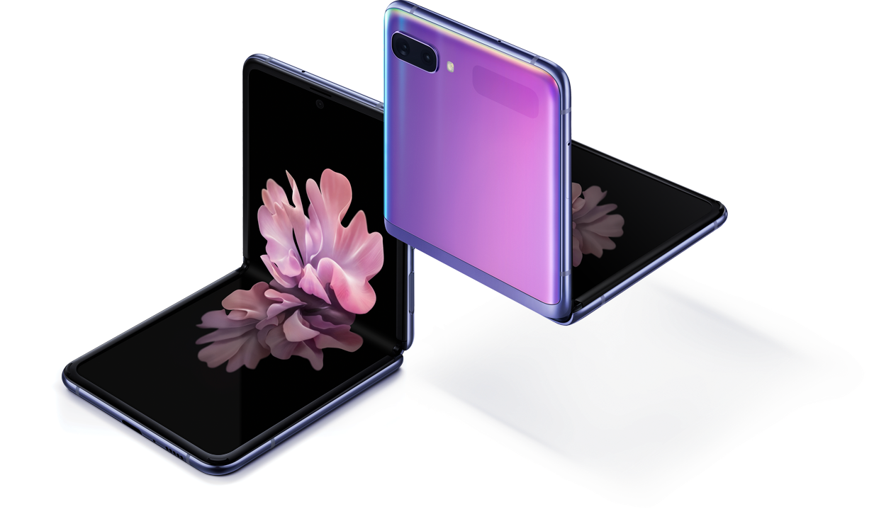Deux téléphones Galaxy Z Flip Miroir Violet vus sous un angle de trois quarts, l’un de face et l’autre de dos. Les deux sont pliés à angle droit avec le mode Flex. Celui vu de face présente l’éclosion d’une fleur en fond d’écran.