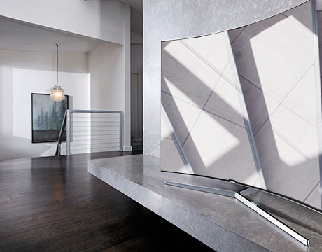 Зображення телевізора у вітальні, вигляд справа на відстані.