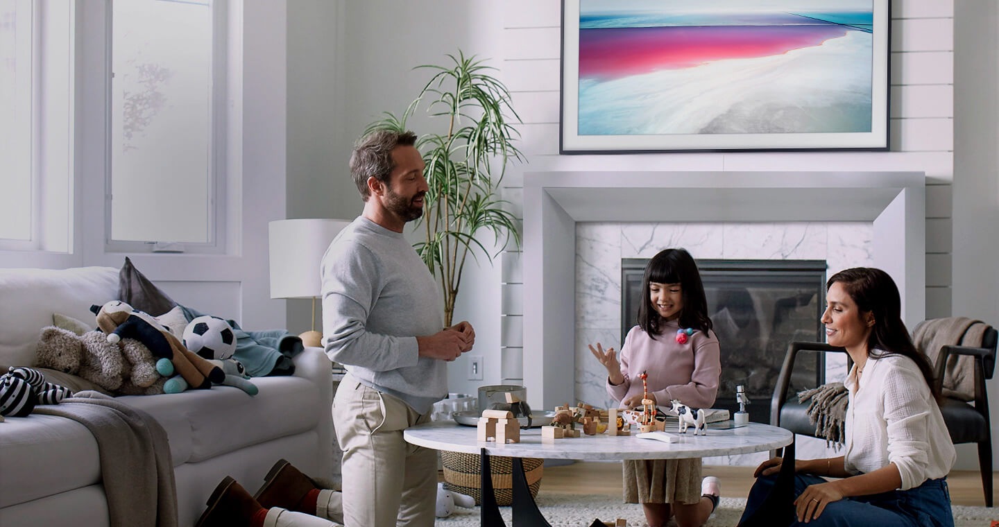 The Frame TV je namontovaná na stene v obývačke a zapnutá v režime Art Mode. Ukazuje umelecké dielo, ktoré skrášľuje okolitý priestor. 