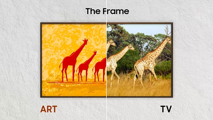 The Frame TV visí na stene. Porovnanie na rozdelenej obrazovke zobrazuje ilustráciu žiráf v režime Art Mode a živé video so žirafami vo voľnej prírode v TV Mode.