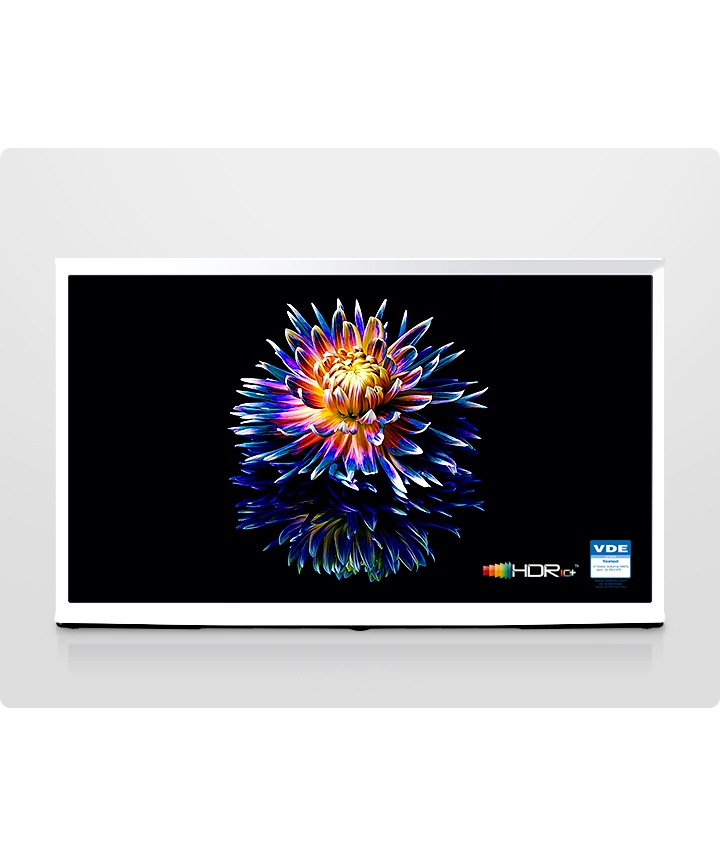 Model Serif televizora u nebesko bijeloj boji prikazuje šareni cvijet na crnoj pozadini uz Quantum Dot tehnologiju. VDE certified i HDR 10+ certified logotip pojavljuje se u desnom kutu TV zaslona. 