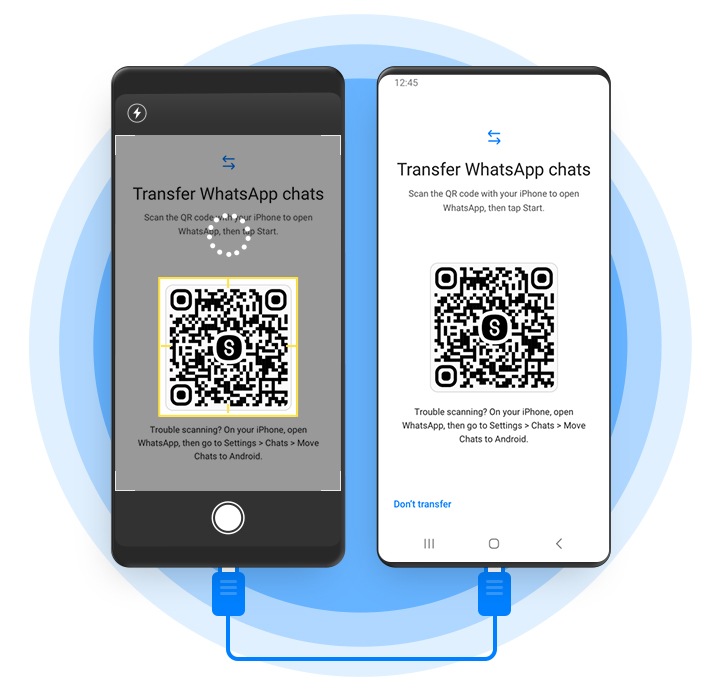 iPhone lama di sebelah kiri ditampilkan di sebelah Galaxy baru di sebelah kanan. Kedua ponsel pintar ini dihubungkan dengan kabel USB-C Lightning. Saat mentransfer data dengan kabel melalui Smart Switch, data WhatsApp akan mulai dipindahkan setelah memindai kode QR.