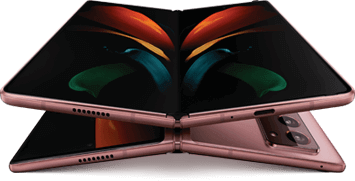 Dua perangkat Mystic Bronze Galaxy Z Fold2 yang ditumpuk untuk melambangkan bentuk kupu-kupu secara visual, dengan pola warna-warni di layar