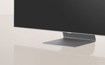 Primer plano del diseño del soporte del nuevo Samsung QLED Q90R 2019. La imagen muestra el diseño bending plate del soporte Q90R.
