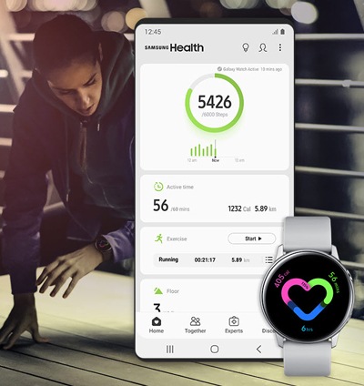 אישה מתמתחת על הגשר ומתבוננת בשעון Galaxy Watch. מסך סמארטפון מציג את מספר הצעדים שהיא הלכה, זמן הפעילות שלה וזמן הריצה שלה. Galaxy Watch מציג את זמן הפעילות שלה ואת הקלוריות שהיא שרפה.