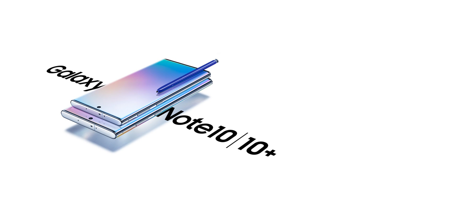 Galaxy Note10 מונח על גבי Galaxy Note10 plus, ושניהם מונחים על גבם בזווית עם S-Pen כחול המונח על גבי Galaxy Note10. כל אחד מהטלפונים מציג מסך עם גרפיקה של מעברי צבעים מצד אחד ומסך טקסט מצדו השני Galaxy Note10 plus | Note10.