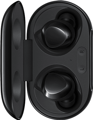 Une paire de Galaxy Buds placée verticalement à gauche reflète une paire de Galaxy Buds+ blancs à droite.