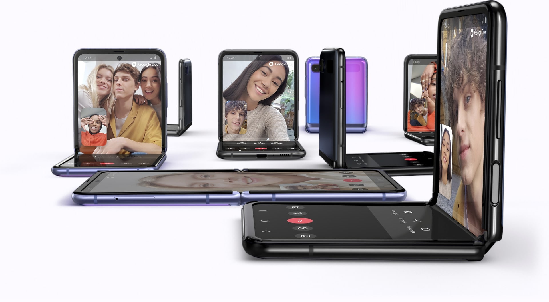 Vari Galaxy Z Flip, alcuni aperti ad angolo retto e altri completamente aperti. Tutti mostrano sul display l’interfaccia di Google Duo, l’app per videochiamate ad alta definizione anche fra telefoni con sistemi operativi diversi.