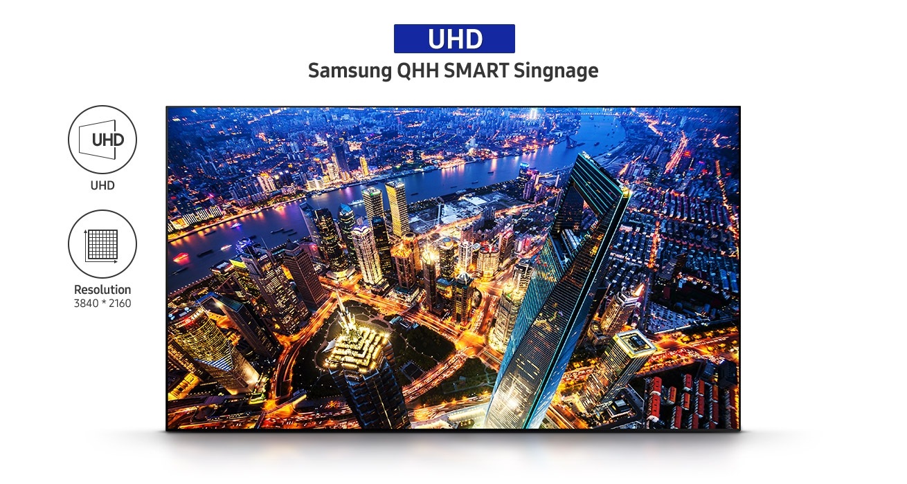 Изображение экрана дисплея QHH, демонстрирующего вид сверху на ночной город, со следующим текстом: «Дисплей (цифровая вывеска UHD Samsung SMART серии QHH)»  Слева значки с надписями «UHD» и «Разрешение 3840*2160».