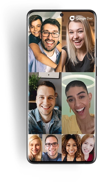 Un Galaxy S20 Ultra visto desde el frente con la interfaz de Google Duo en pantalla, con 8 personas. Cuando deslizas, aparecen otras 4 personas. En total, 12 personas en una misma videollamada de Google Duo