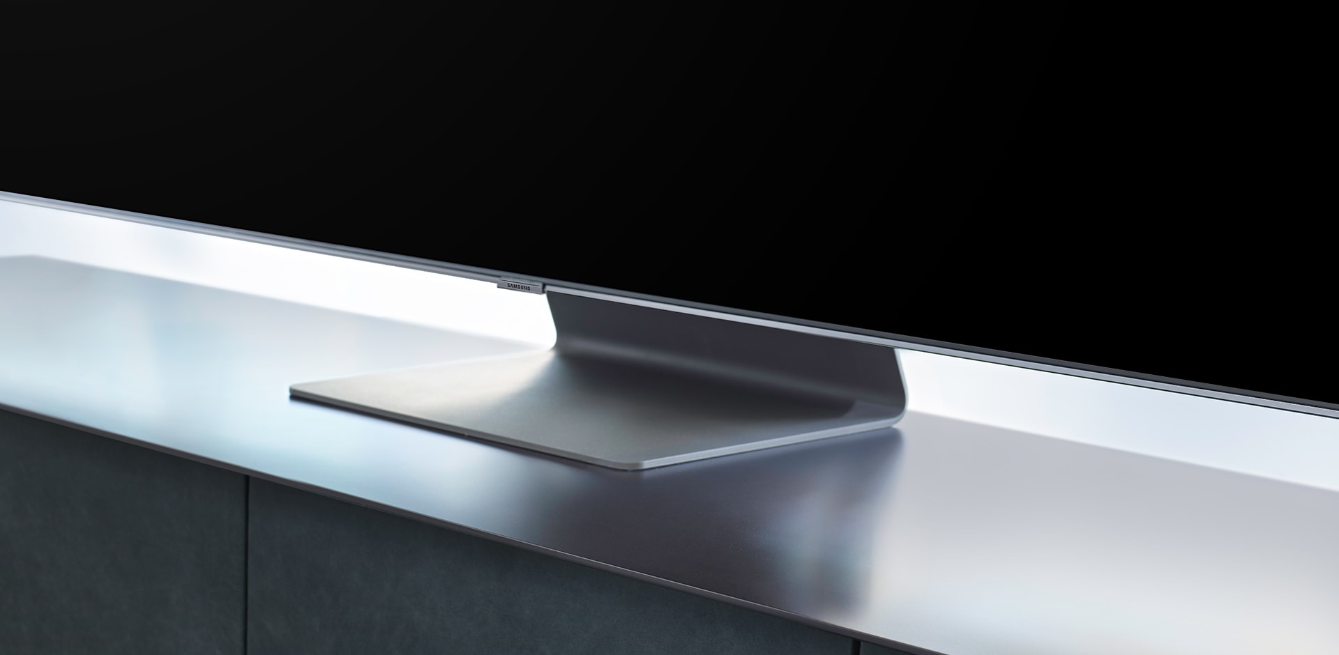 Una imagen de cerca del diseño del soporte del Q90R, centrándose en el diseño flotante del soporte.