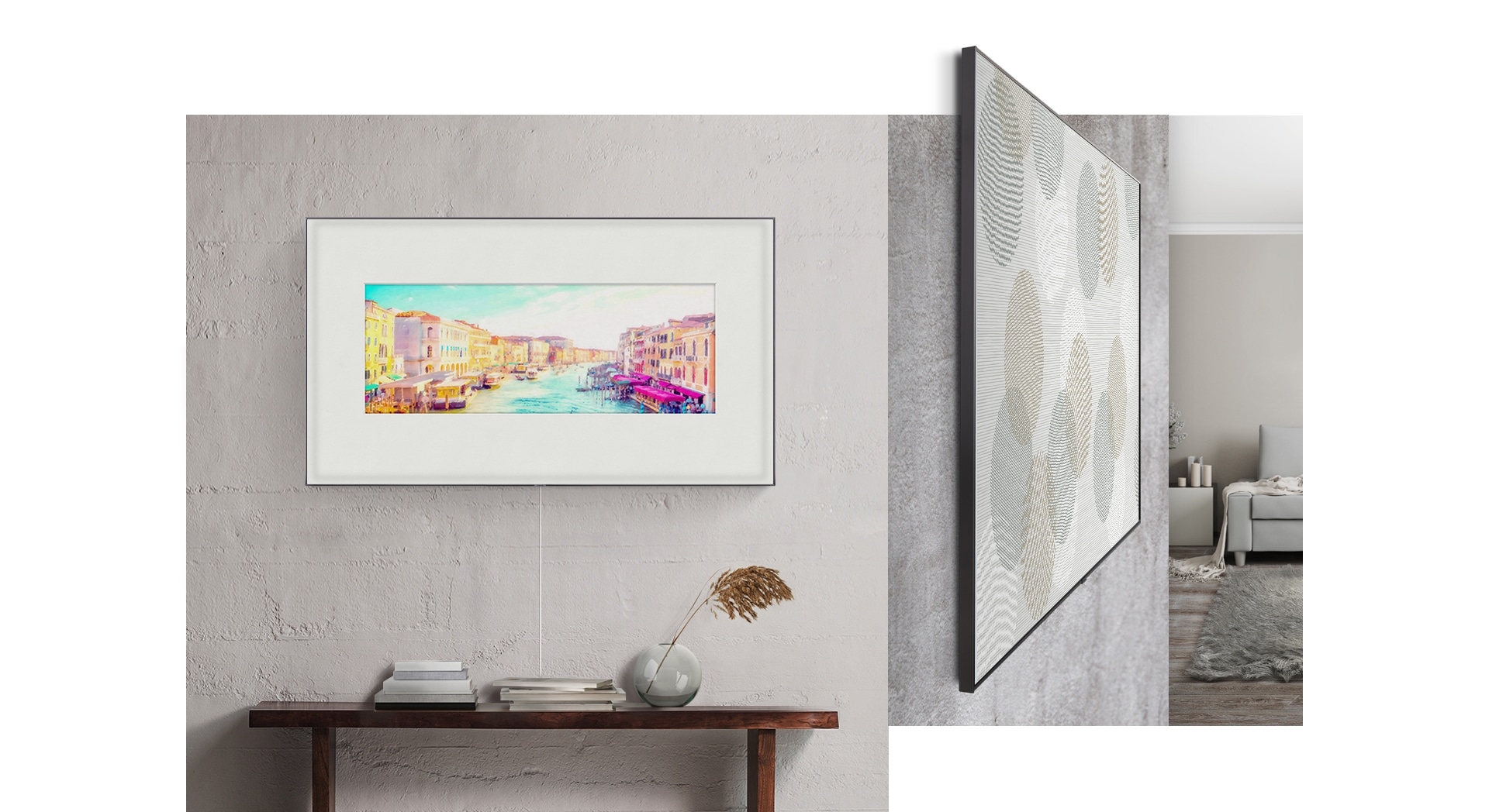Un televisor QLED de 2019 con una One Invisible Connection de Samsung que cuelga de la pared. Otro televisor QLED con un soporte de pared sin espacio está encendido, con el modo ambiente para la decoración de la sala de estar.