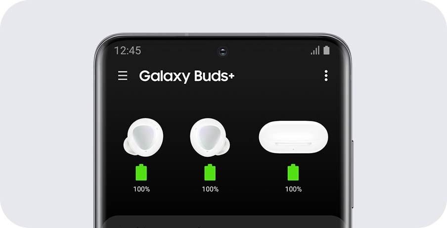 Un teléfono Galaxy con una GUI de la duración de la batería de los auriculares y el estuche de carga que se muestra convenientemente en la pantalla.