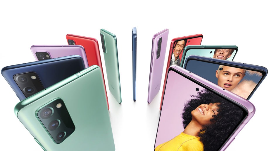 Eleven Galaxy S20 FE triple camera phones standing vertically against a white background to form a circle. The phones include previously unreleased Samsung S20 colours including Cloud Mint, Cloud Navy, Cloud Lavender and Cloud Red. The phones on the left are pointed rearview while the phones on the right are front-facing. Different models are shown on display.