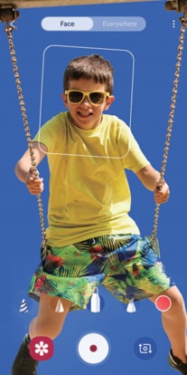 Note10 camera recognition of a boy's face on a swing