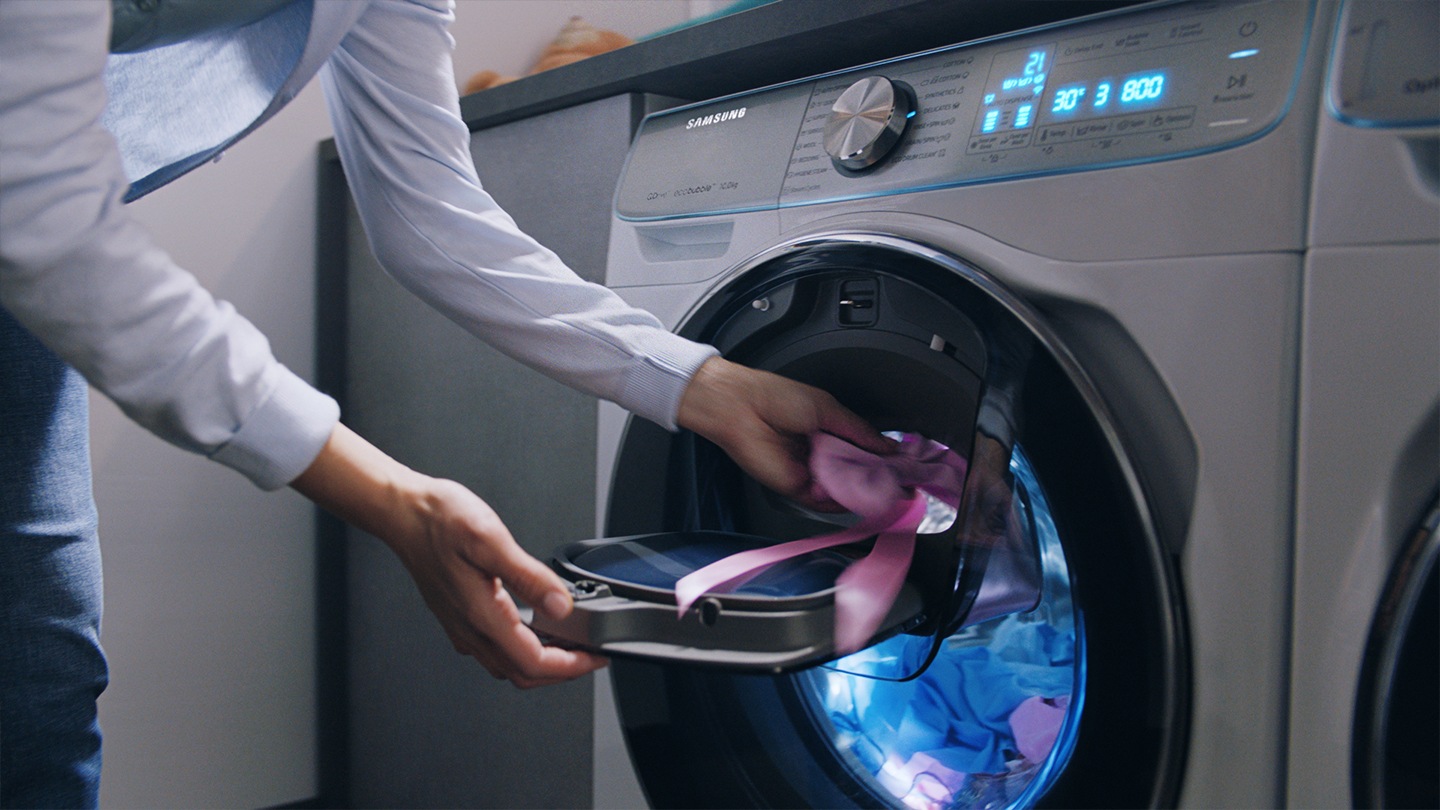 Filmā redzams, cik ērta ir QuickDrive, pateicoties '”AddWash” funkcijai, kas ļauj pievienot apģērbus mazgāšanas laikā.
