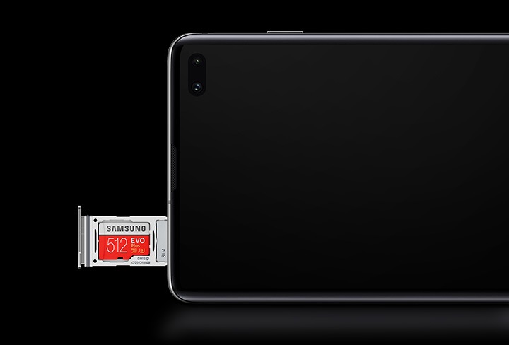 La mitad superior de un Galaxy S10 Plus en modo paisaje visto desde el frente con la bandeja del SIM híbrido afuera y una tarjeta MicroSD de Samsung de 512 GB y una tarjeta SIM colocadas.