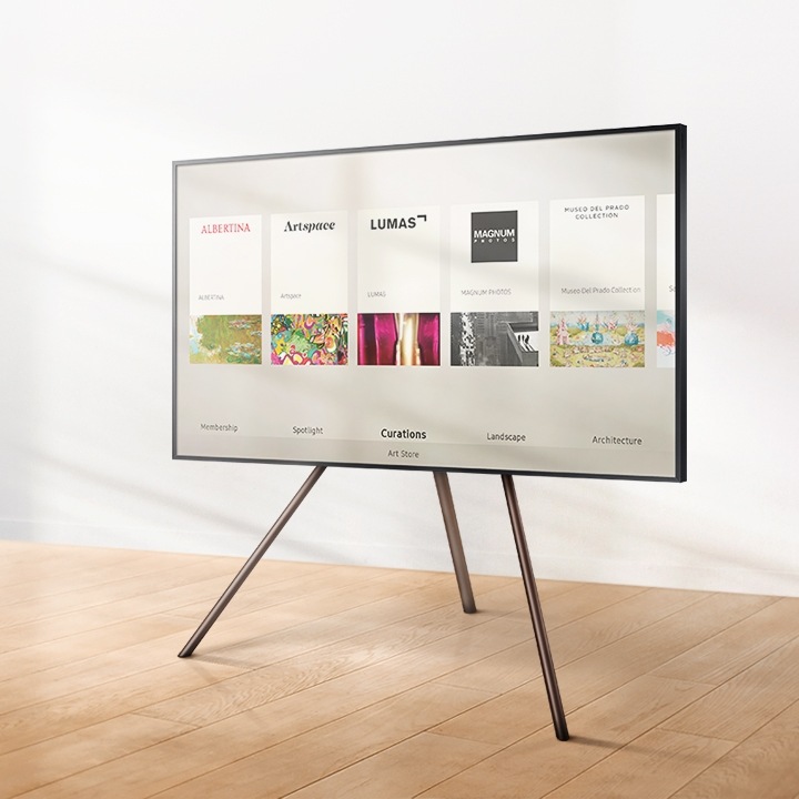 The Frame muestra el menú de Tienda de Arte con el marco personalizable de nogal y Studio Stand