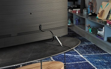 A lifestyle image of the 2018 new QLED TV Q6F. Closed-up shot of back stand and one invisible connection.