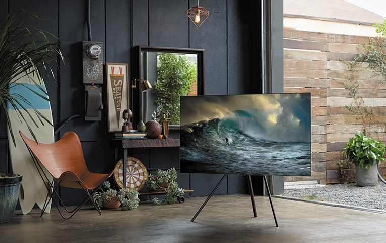 A lifestyle image of the 2018 new QLED TV Q7F. Image shows QLED TV put on the floor with its Studio Stand option in the middle of the place.