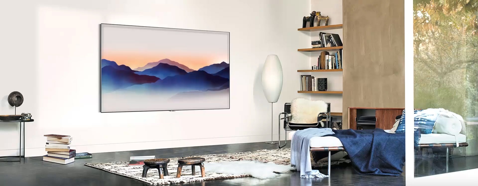 A video shows Samsung QLED TV mounted on the living room wall. A light is shown following the One Invisible connection below the TV. With One Invisible connection, the TV is perfectly blended in the space.