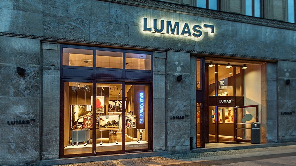 A front view image of one of LUMAS gallery locations. 