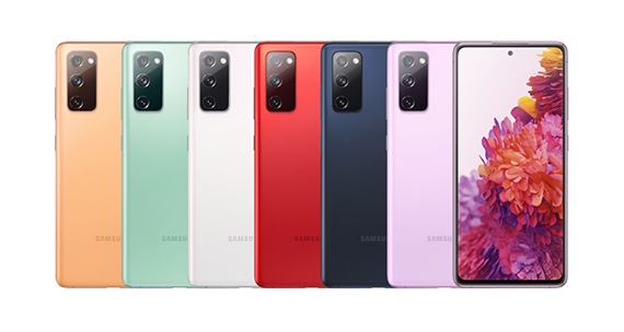Téléphones Galaxy S20 FE en Orange Nuage, Menthe Nuage, Blanc Nuage, Rouge Nuage, Bleu Marine Nuage et Lavande Nuage, vus de dos. Le téléphone le plus à droite est vu de face avec des fleurs rouges, orange et violettes à l’écran.