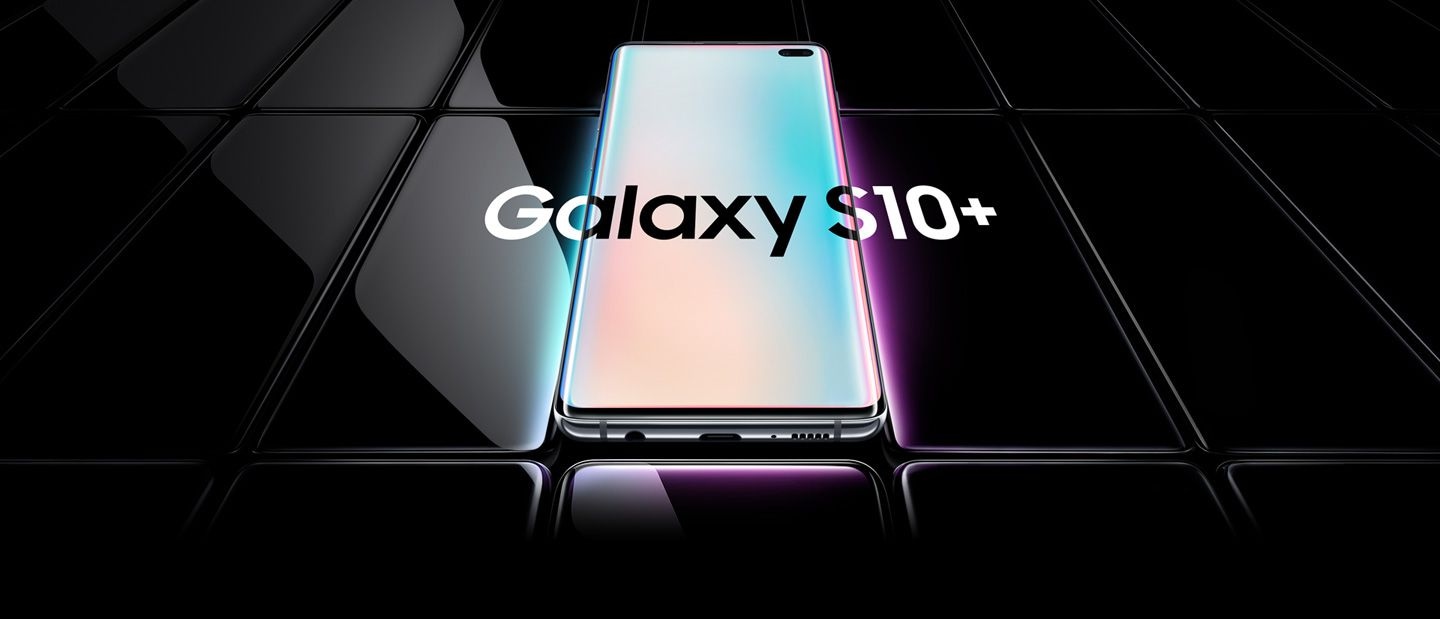 Plusieurs téléphones Galaxy S10 plus sont tous à plat et vus de travers. Tous sont noirs sauf celui du milieu qui est représenté avec un dégradé prismeatique à l'écran avec le Galaxy S10 superposé au-dessus et les deux téléphones de chaque côté.