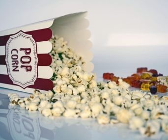 Een afbeelding van een bak popcorn dat is omgevallen