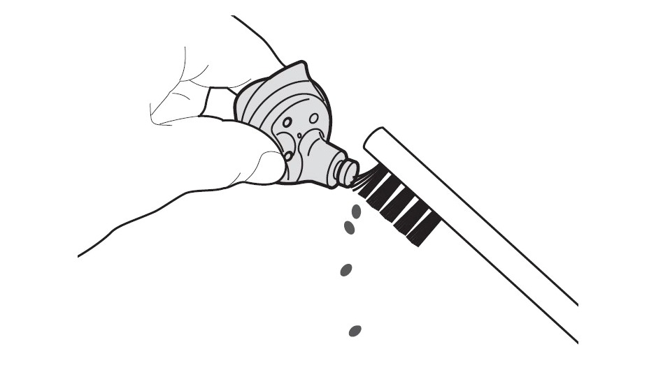 Un gráfico muestra cómo limpiar los Galaxy Buds con un cepillo con los adaptadores quitados