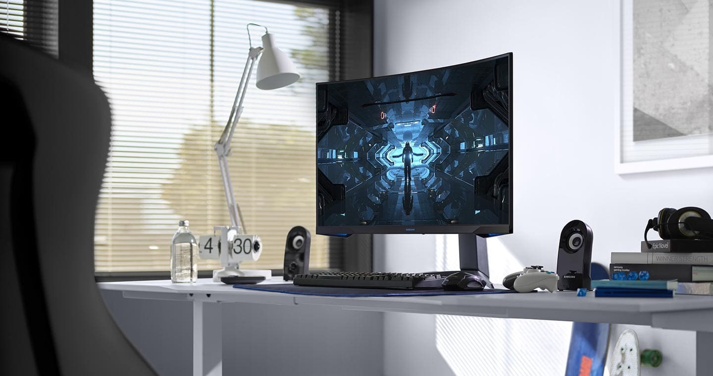 Samsung Odyssey G7 - monitor gamingowy CTG7 ustawiony na biurku. Na ekranie wykonanym w technologii QLED widoczna jest scena z gry