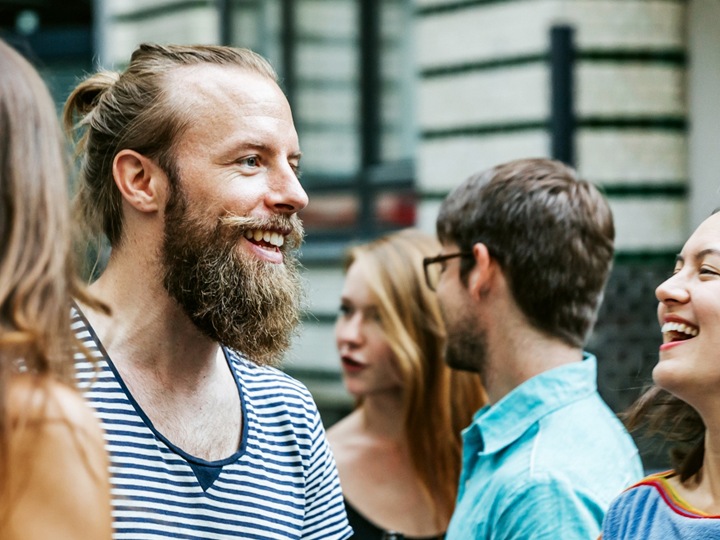 um grupo de pessoas a rir