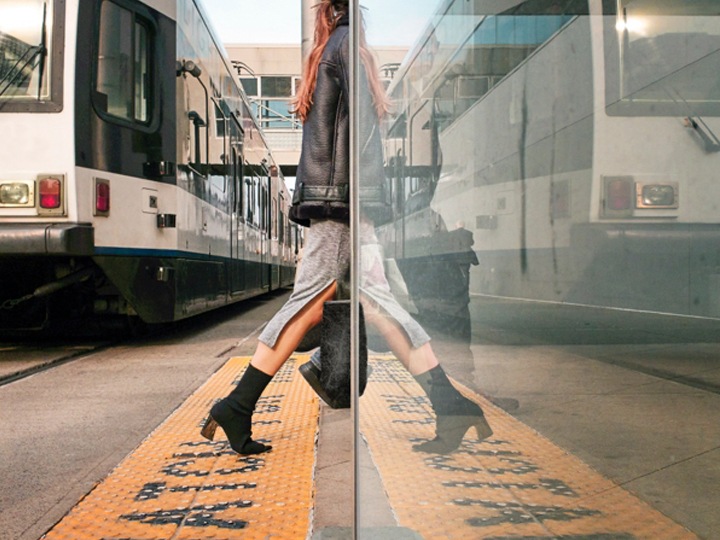 uma mulher a entrar no metro