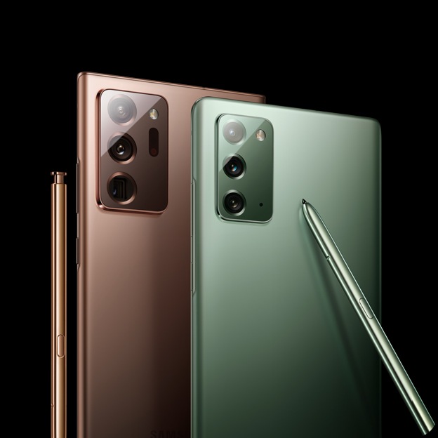 As metades superiores do Galaxy Note20 5G em Mystic Green e Galaxy Note20 Ultra 5G em Mystic Bronze aparecem à frente num dos lados do ecrã.