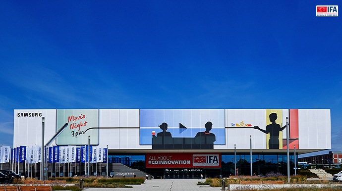 Exterior do edifício de exposição com o logotipo da Samsung no canto superior esquerdo e um banner da IFA na fachada