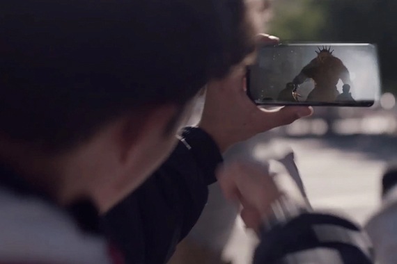 Ein Gamer nimmt ein Riesenmonster ins Visier, das via Augmented Reality, (AR) auf seinem Samsung Galaxy Gerät dargestellt wird.