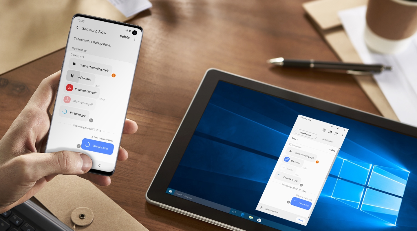 Телефон Galaxy S10 Prism White подключен к Galaxy Book с помощью приложения Samsung Flow. На экране смартфона Galaxy S10 цвета Prism White и ноутбука Galaxy Book черного цвета представлена последовательность процедуры передачи файлов с помощью приложения Samsung Flow.