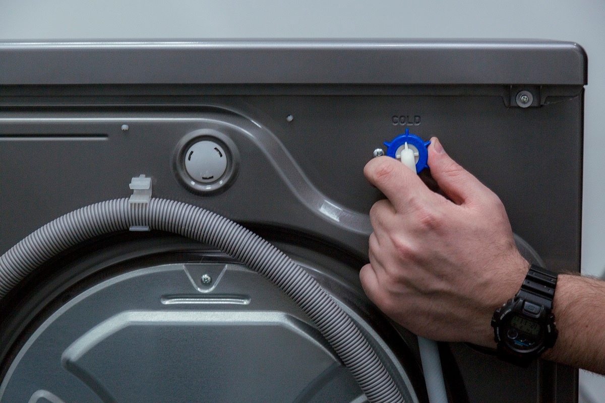 Как проверить напор воды в заливном шланге стиральной машины