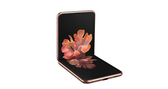 عرض هاتف Galaxy Z Flip 5G وهو نصف مفتوح، حيث الشاشة تواجهنا.
