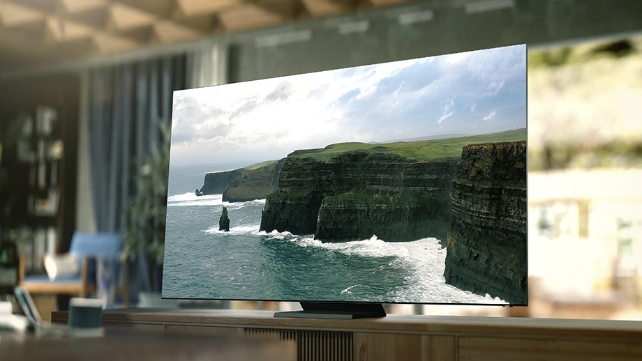 تلفزيون 2020 QLED 8K موضوع على قاعدة وهو يعرض مشهد منحدر بحري