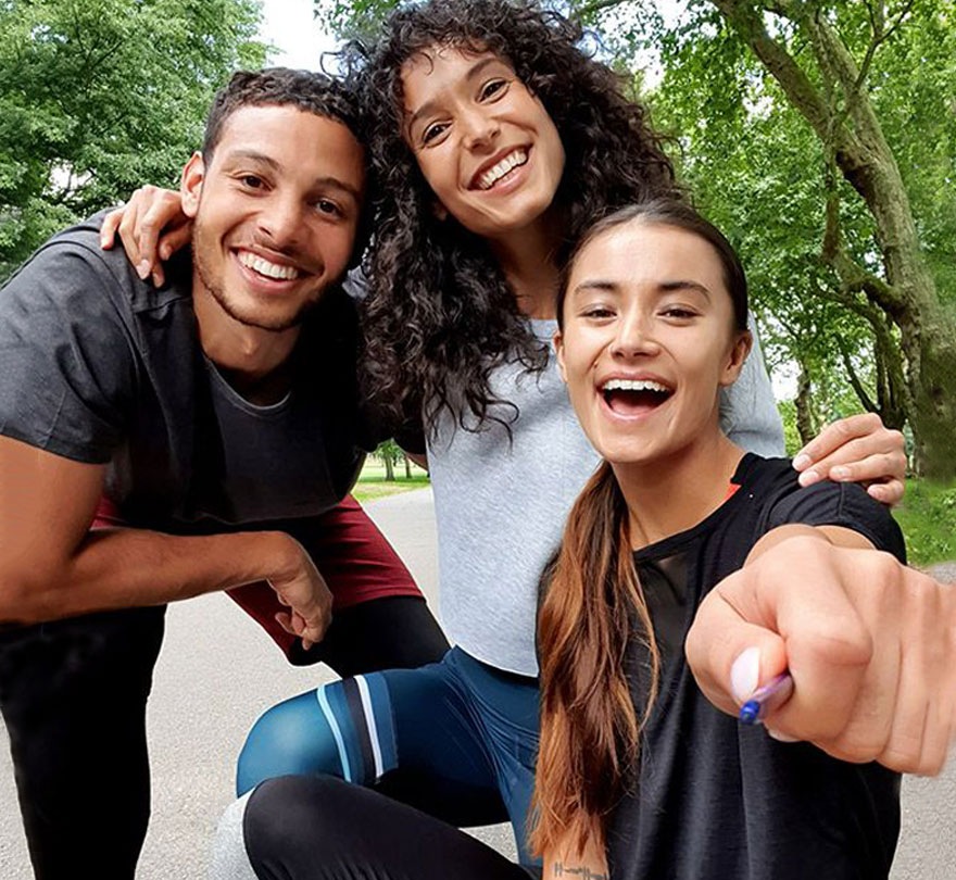 Billede af tre glade venner, som tager en selfie med S Pen som fjernbetjening.