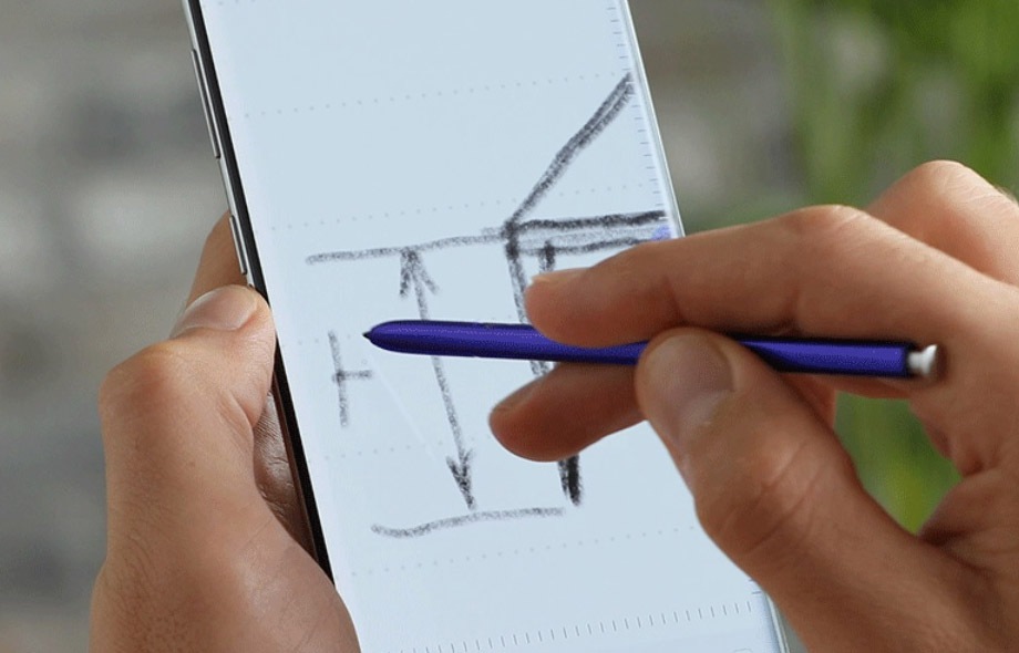 Billede af en hånd, som tegner på en mobilskærm med en S Pen.