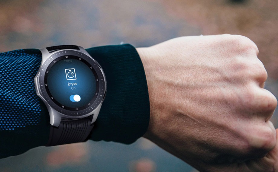Billede af et Galaxy Watch, som via SmartThings-appen viser en besked om, at tørretumleren er gået i gang.